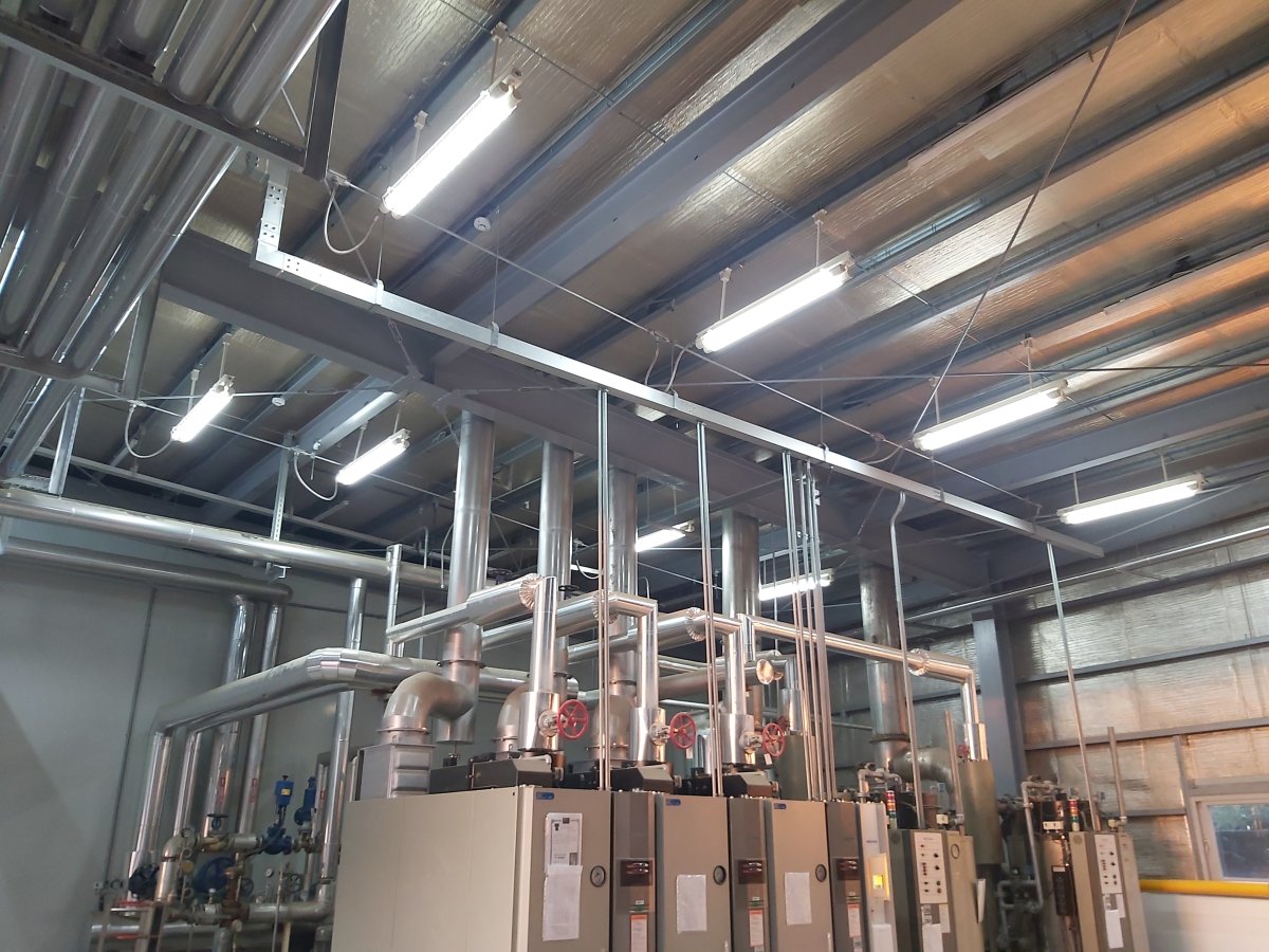 鍋爐區防爆施工-防爆日光燈安裝